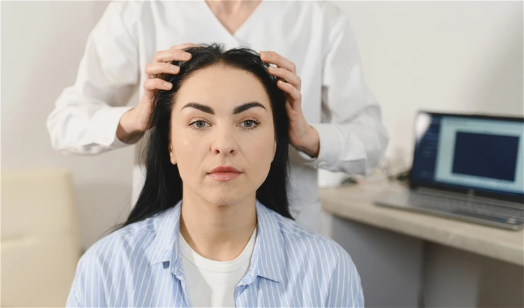 badanie skóry głowy u dermatologa