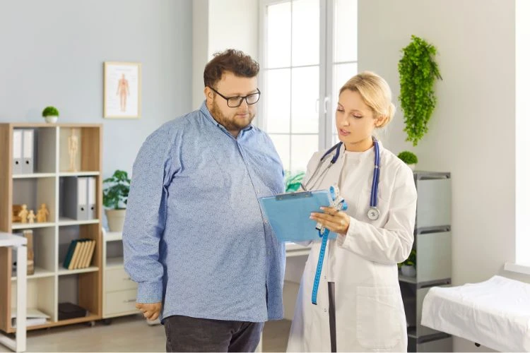 Zdjęcie otyłego pacjenta stojącego obok lekarki.