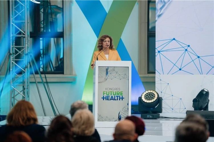 Zdjęcie Pani Prezes Grupy LUX MED Anny Rulkiewicz, przemawiającej na kongresie Future Health 