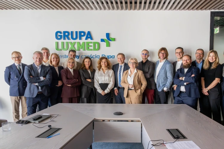 Zdjęcie grupowe przedstawicieli Grupy LUX MED oraz A2 Clinic
