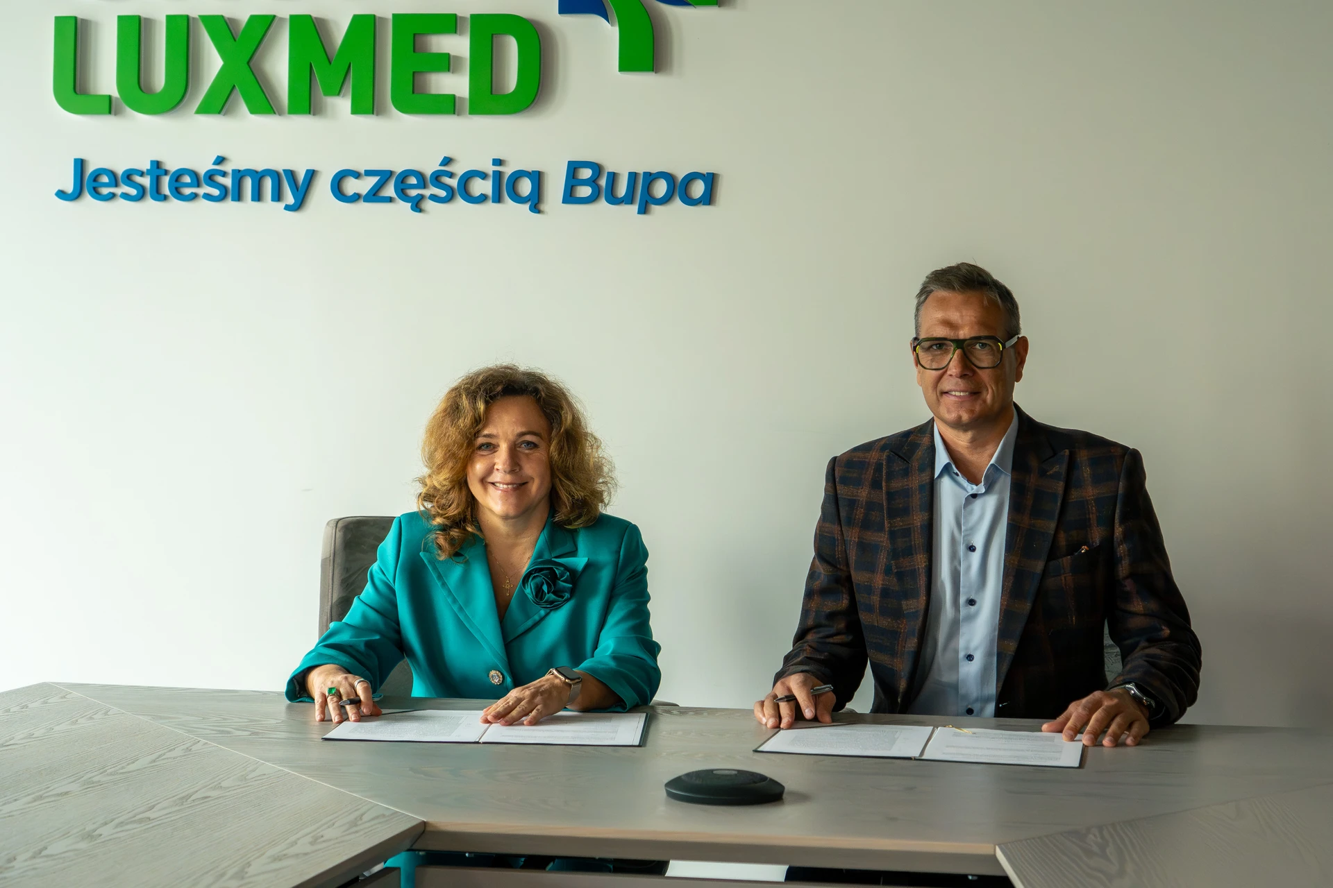 Zdjęcie Pani Prezes LUX MED Anny Rulkiewicz i Prezesa Polskiego Związku Lekkiej Atletyki Sebastiana Chmary.