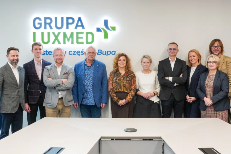 Zdjęcie grupowe przedstawicieli Grupy LUX MED i Dentika
