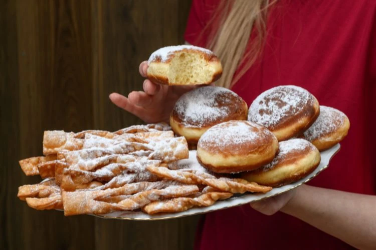 Zdjęcie talerza z faworkami i pączkami.