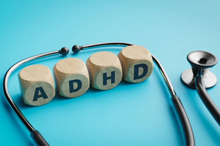 Zdjęcie kostek z napisem ADHD oraz stetoskopu