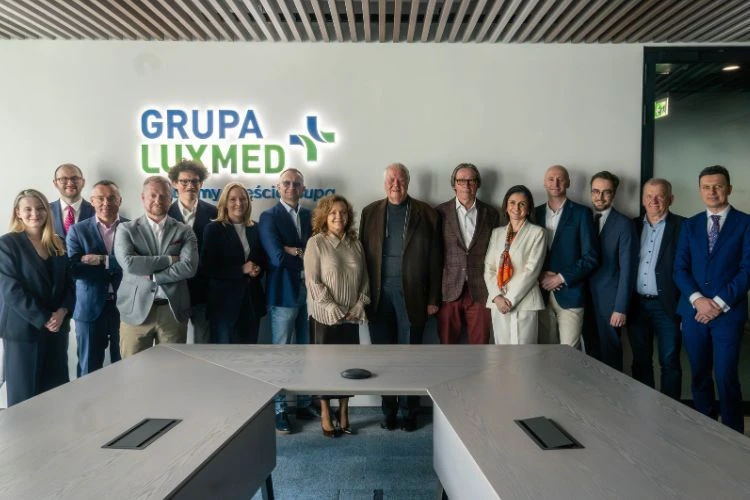 Grupowe zdjęcie przedstawicieli LUX MED i TMS Diagnostyka