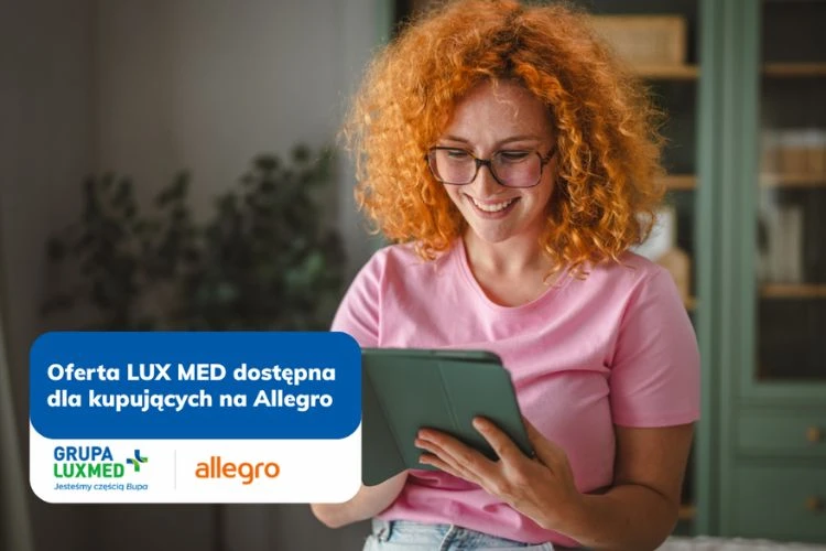 Zdjęcie Pani, która używa tablet.
