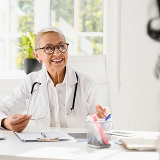 rozmowa chirurga z pacjentką w gabinecie