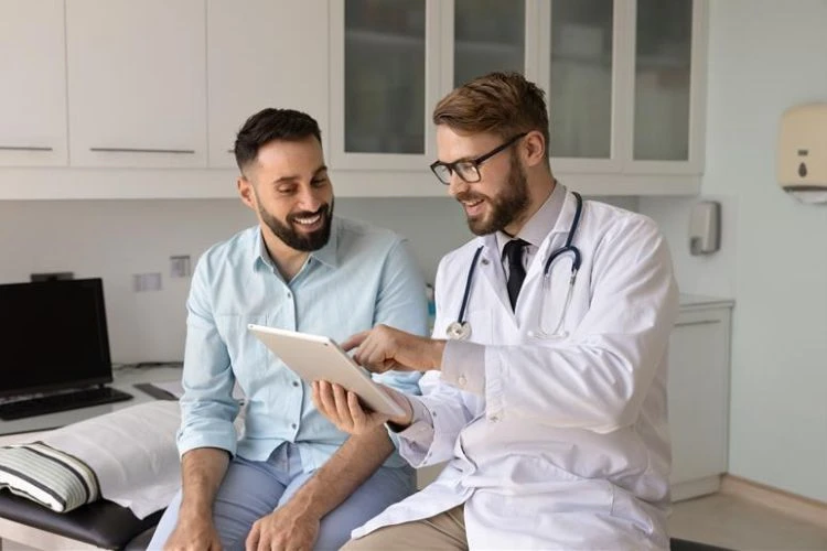 Zdjęcie pacjenta omawiającego badania z lekarzem