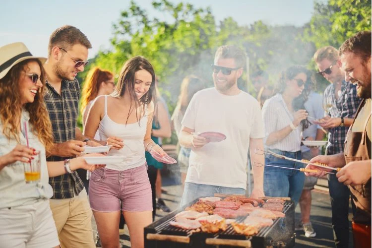 Zdjęcie młodych ludzi przy grillu