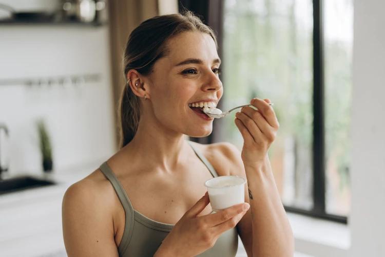 Kobieta jedząca jogurt