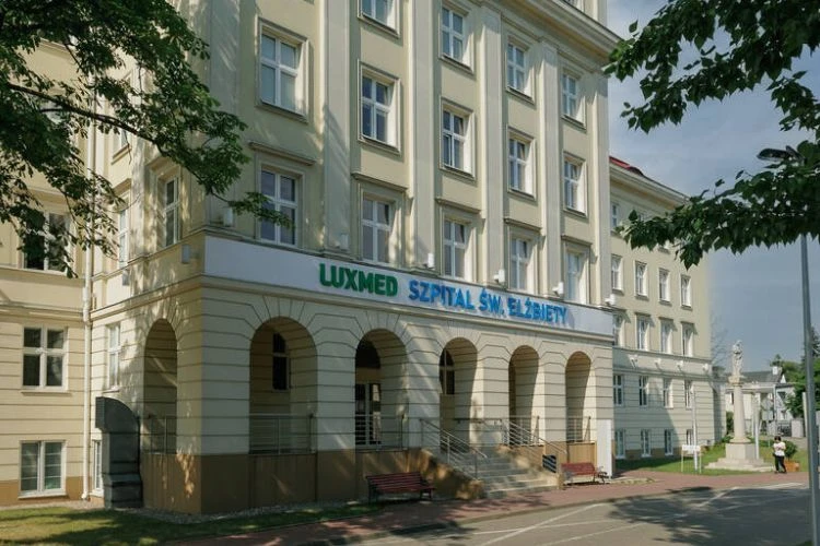 Zdjęcie fasady budynku LUX MED Szpital św. Elżbiety