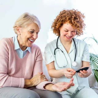 Pielęgniarka bada kobiecie poziom cukru