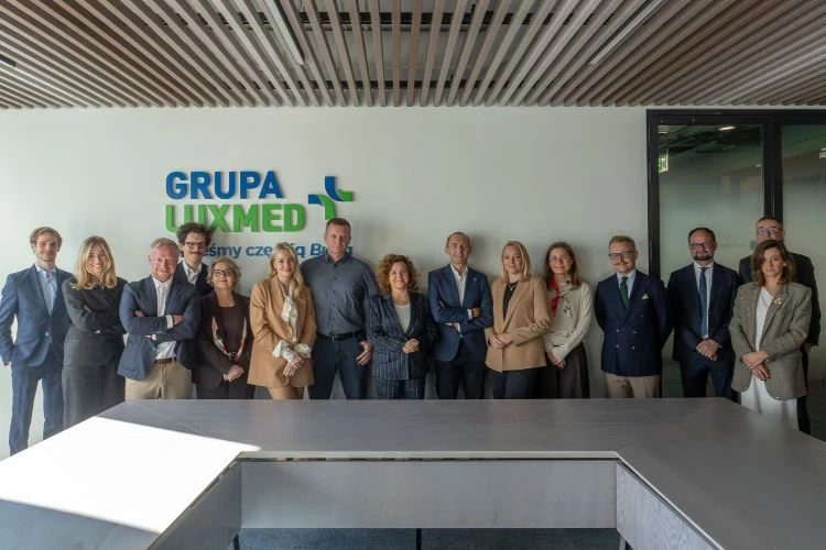 Wspólne zdjęcie przedstawicieli Grupy LUX MED i Dental Doctor