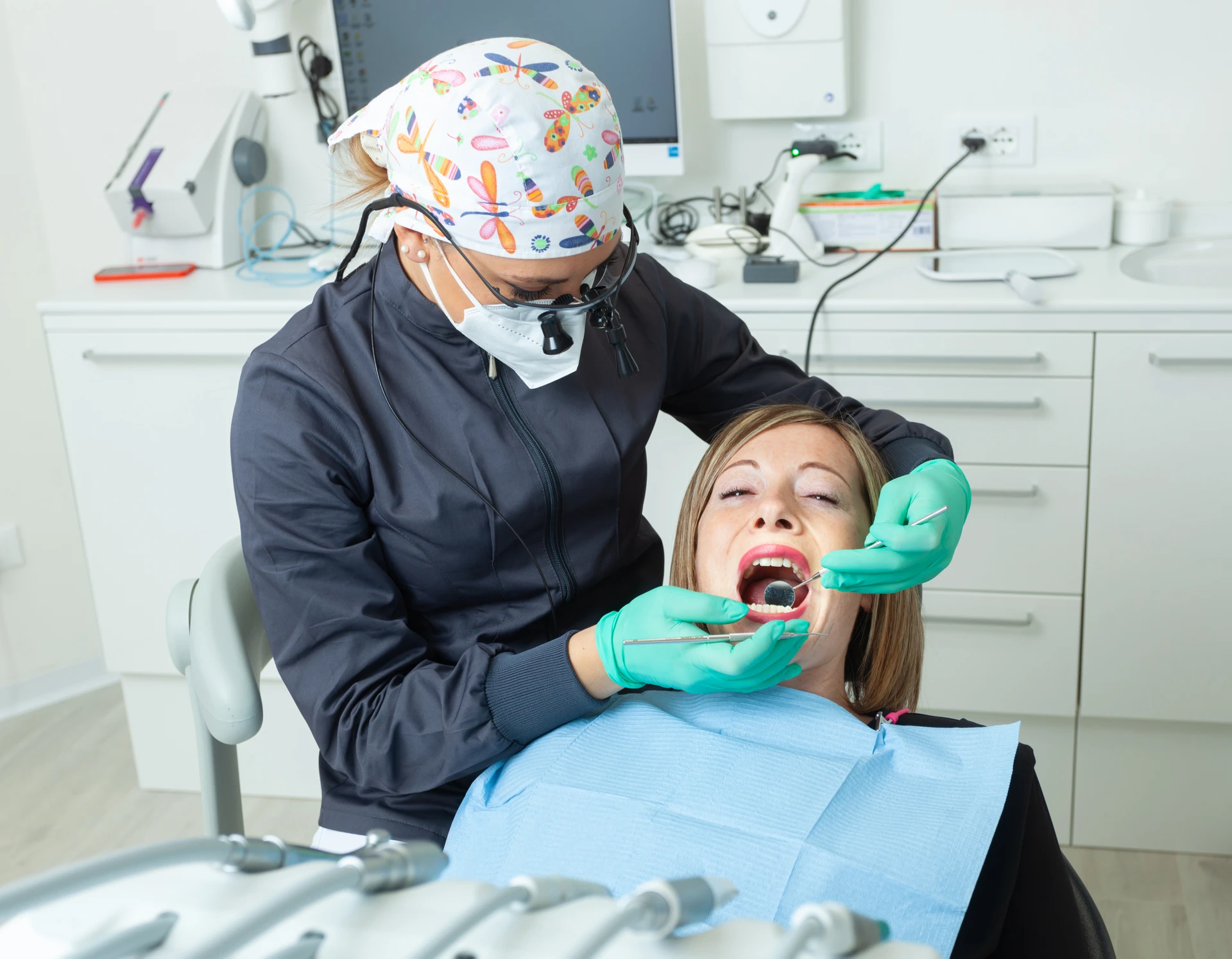 Chirurg stomatologiczny przygotowuje się do wyrwania zęba