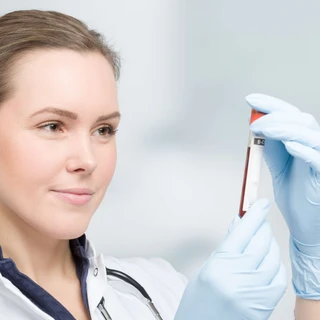 Pielęgniarka trzyma probówkę krwi