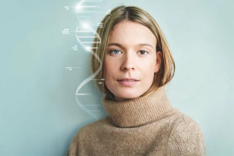 Zdjęcie kobiety w brązowym swetrze, która ma tęczówki oczu w dwóch różnych kolorach.