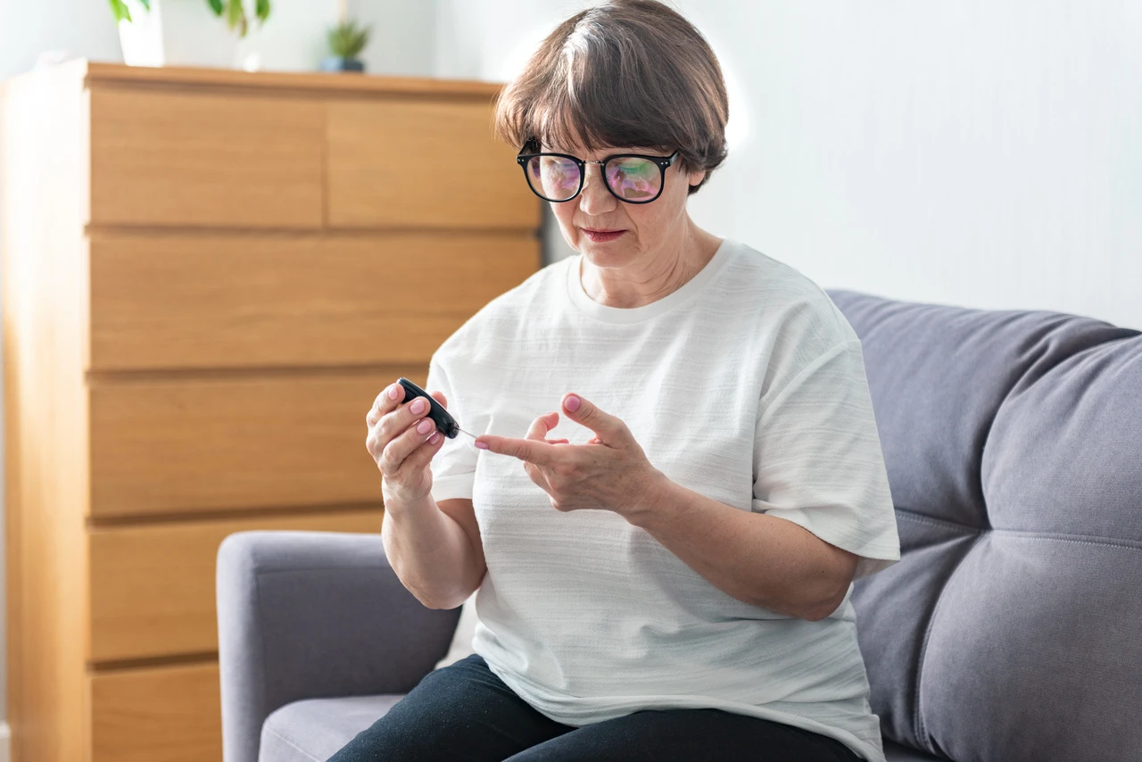 kobieta z hiperglikemią mierzy poziom glukozy