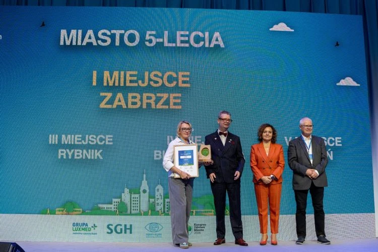 Zdjęcie twórców indeksu z laureatem pięciolecia Indeksu Zdrowych Miast.