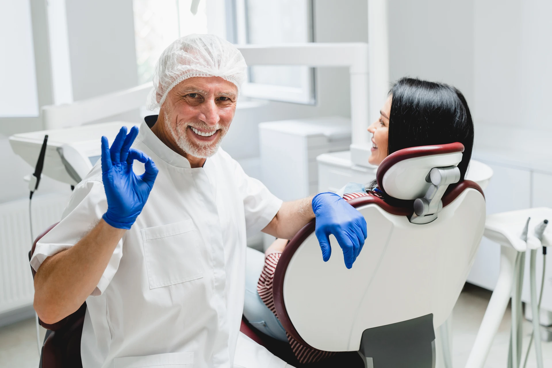 Protetyk ocenia efekt po założeniu korony na zęby