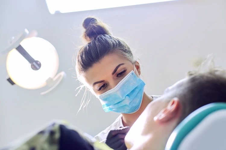 Stomatolog badająca zęby pacjenta