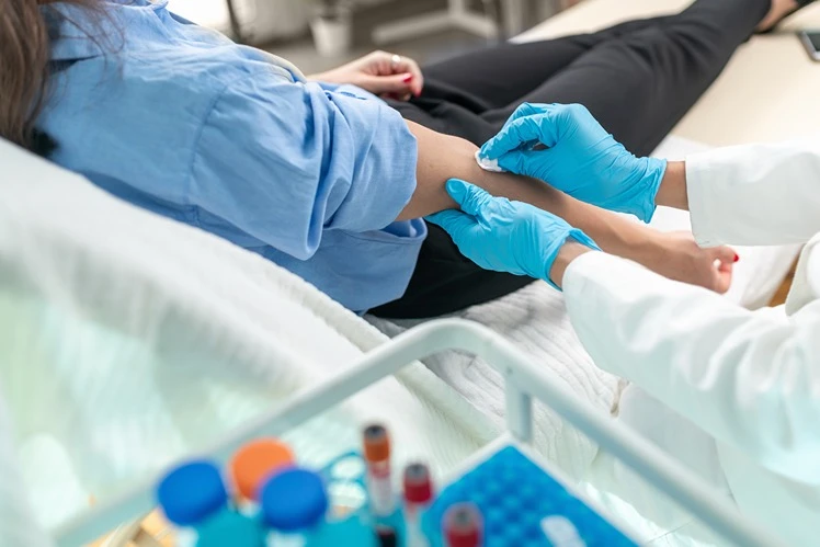 Kobieta podczas badań laboratoryjnych
