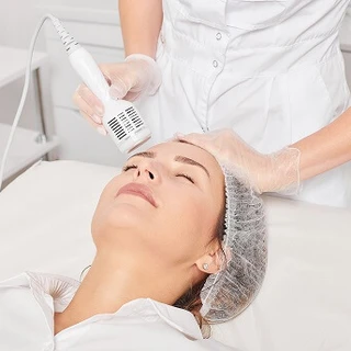 Kobieta leży w gabinecie zabiegowym 