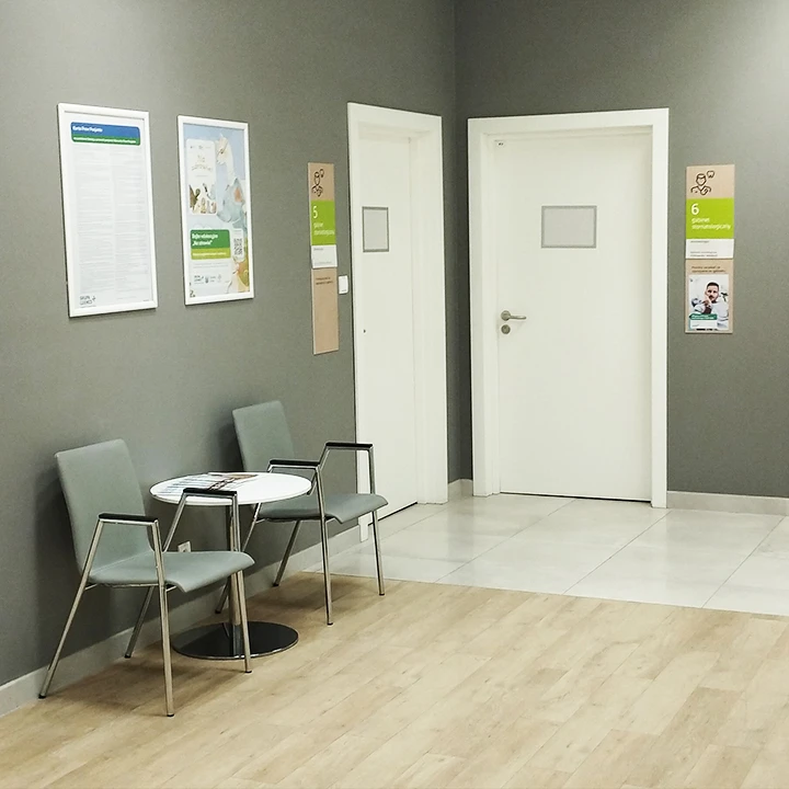 LXS Al.Rzeczypospolitej 1 hol_recepcja.jpg