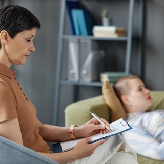 Kobieta psycholog prowadzi sesję z pacjentem w ramach terapii ADHD