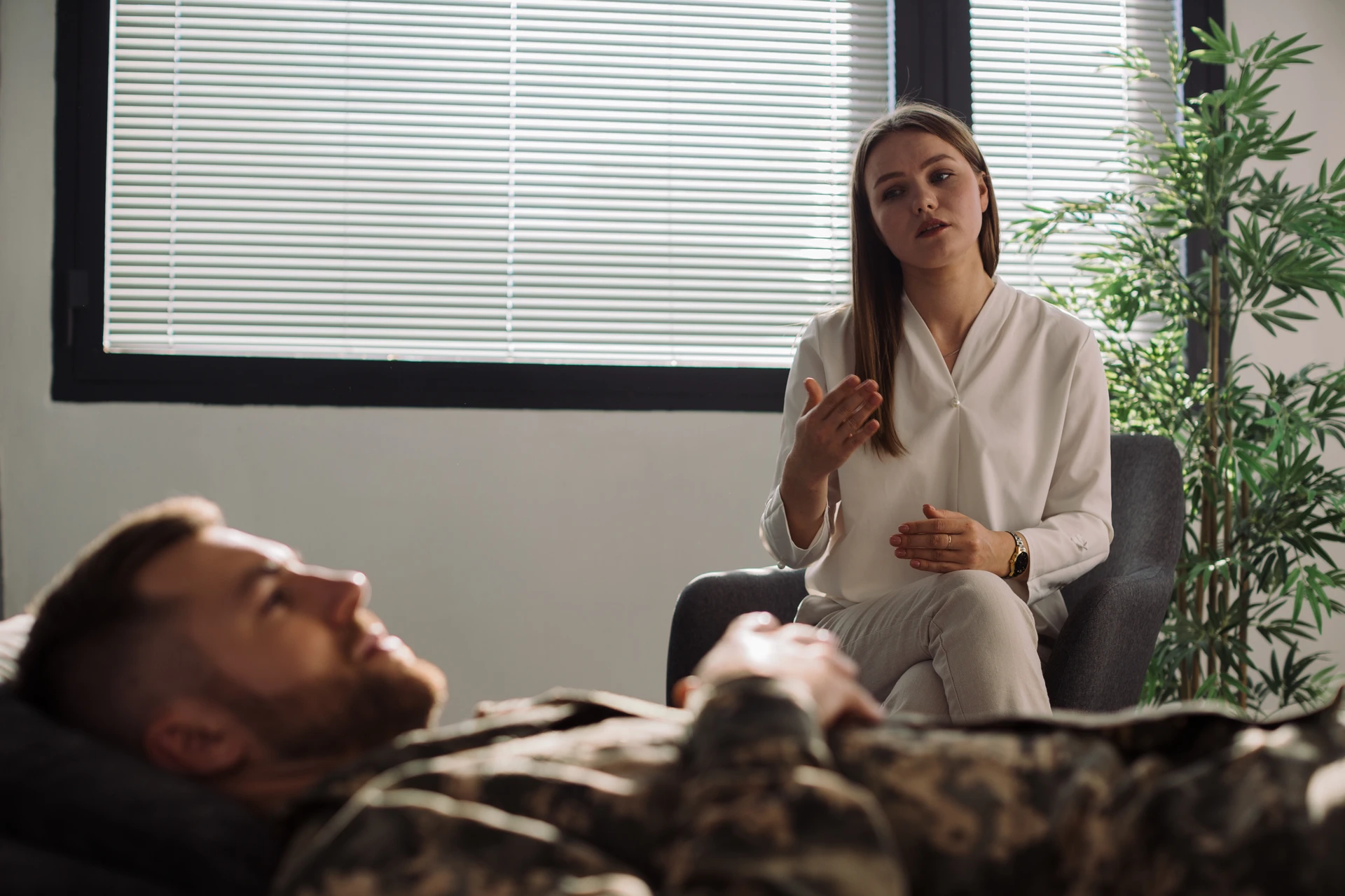 Mężczyzna na wizycie u psychologa w sprawie profesjonalnego leczenia bezsenności.