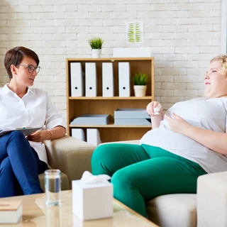 Lekarz konsultuje z pacjentką w gabinecie metody leczenia otyłości.