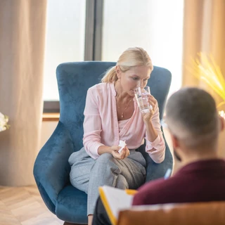 Kobieta przeżywa emocje podczas terapii wspierającej leczenie tężyczki.