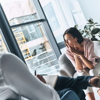 Kobieta na fotelu podczas terapii w ramach leczenia zaburzeń lękowych.