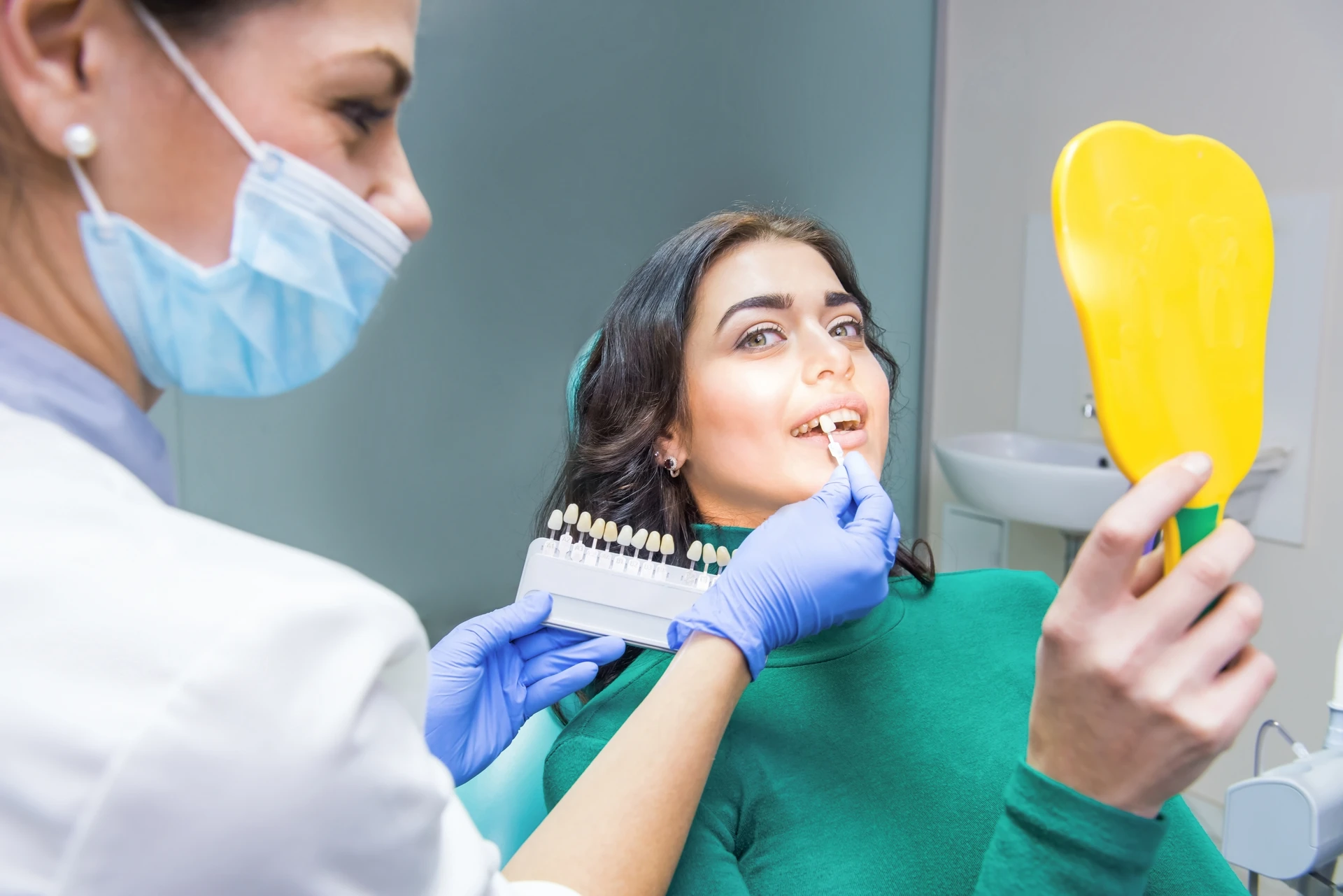 Omówienie procedury zakładania licówek na zęby w gabinecie dentystycznym