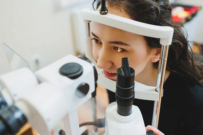 kobieta w trakcie badania oka