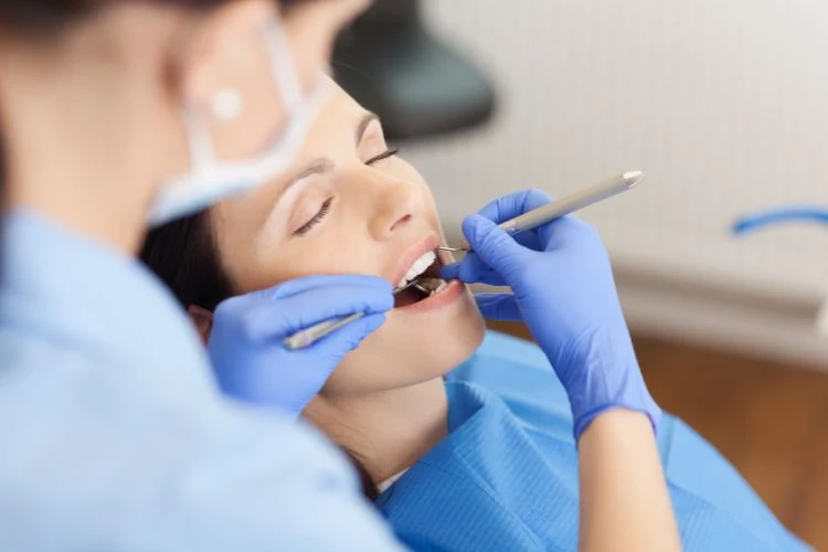 Zdjęcie kobiety na u dentysty