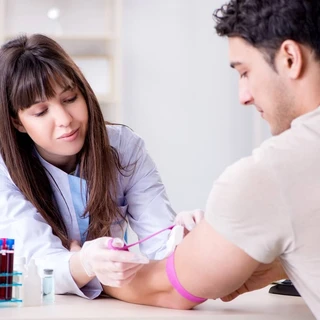 Pielęgniarka pobiera krew do badania 