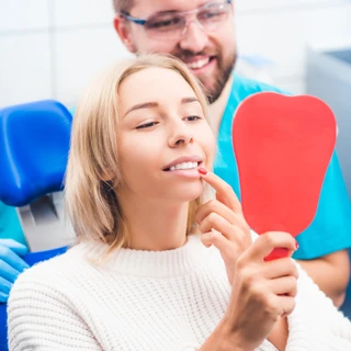 pacjentka u stomatologa po odbudowie zęba