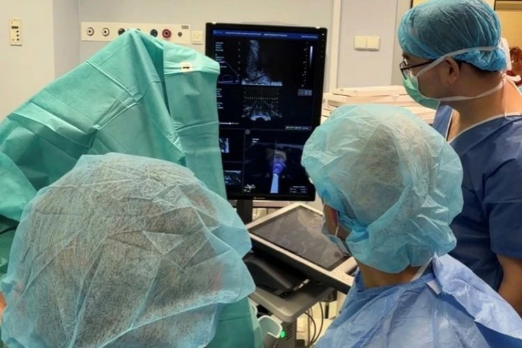 Zdjęcie lekarzy na sali operacyjnej 