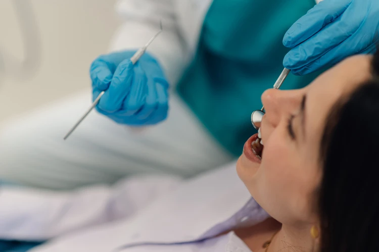 Zabieg podniesienia dna zatoki szczękowej wykonywany przez lekarza stomatologa