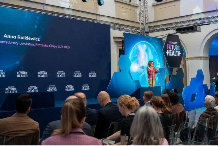 Zdjęcie sceny kongresu Future Health na której przemawia Prezeska Grupy LUX MED Anna Rulkiewicz