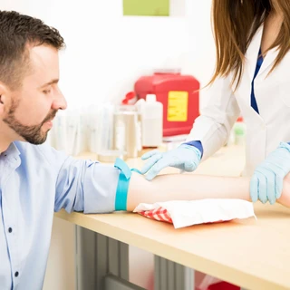 Pielęgniarka pobiera krew mężczyźnie