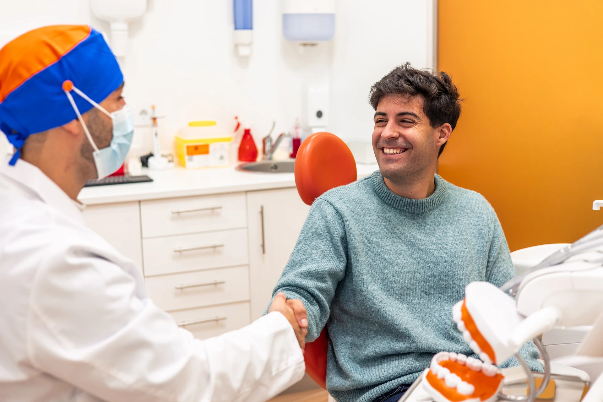 Pacjent zadowolony z protezy zębowej