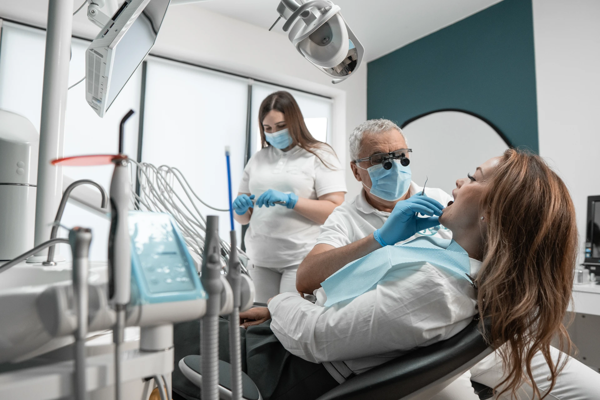 Przygotowanie pacjentki do założenia protezy zębowej