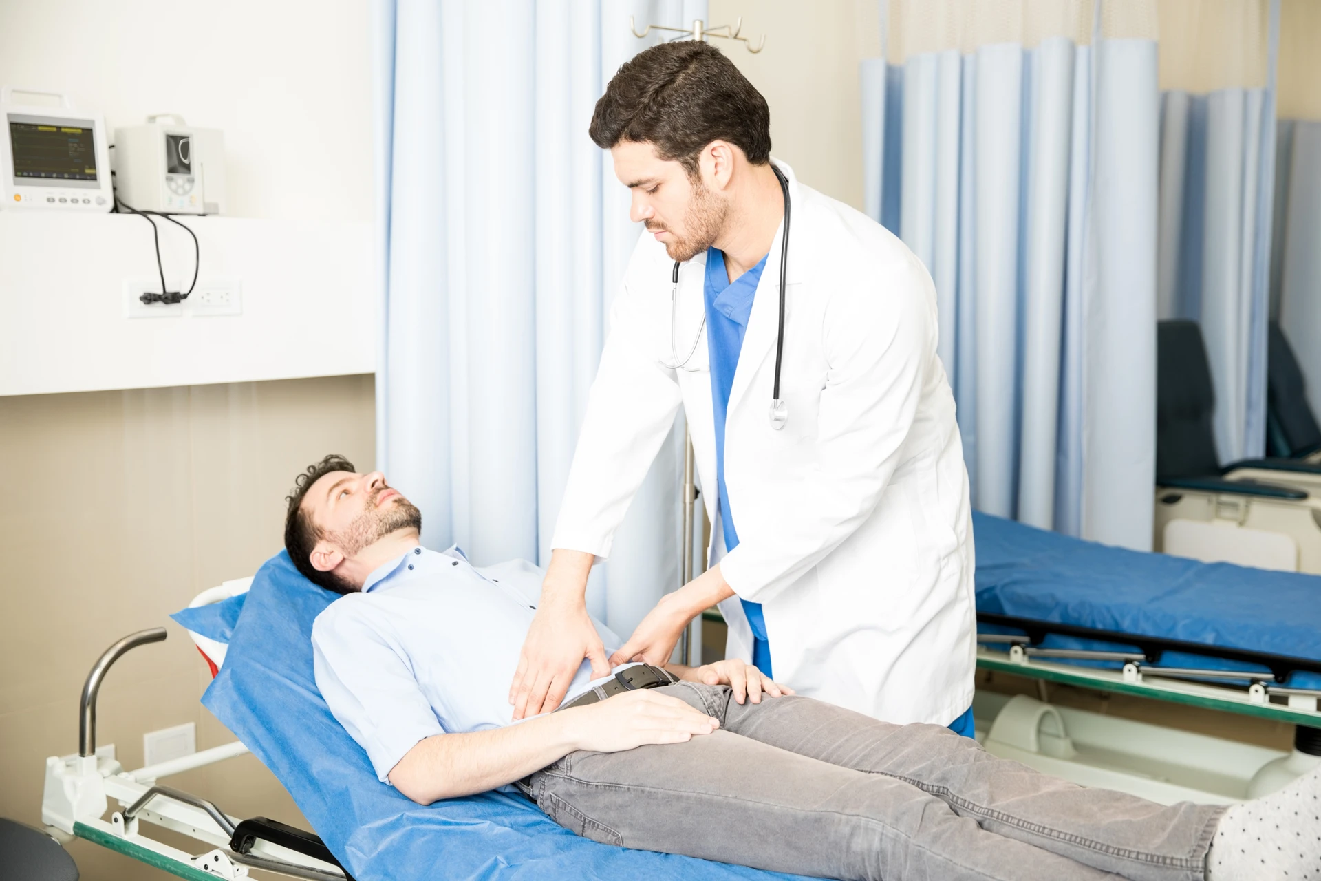 Lekarz w trakcie diagnozy przepukliny mosznowej u pacjenta