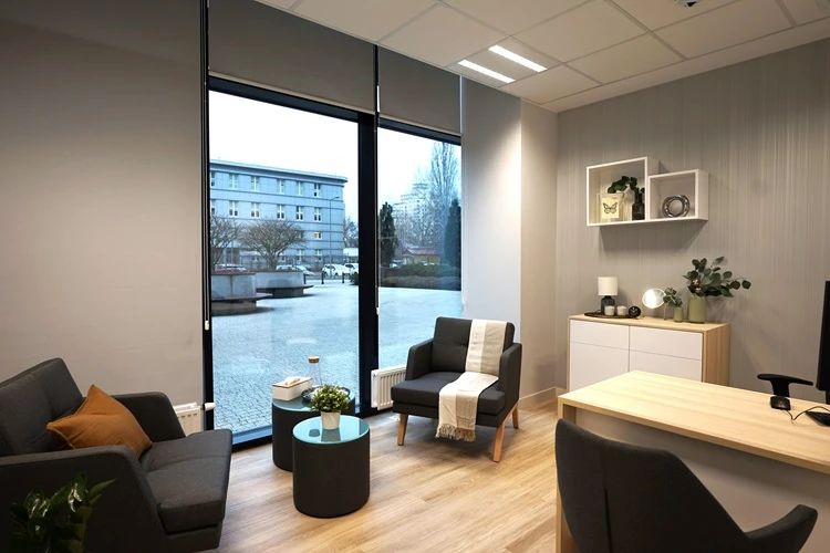 Pusty gabinet psychoterapeuty, miejsce gotowe na rozpoczęcie terapii dla par