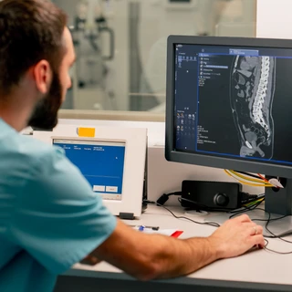 Rezonans magnetyczny kręgosłupa lędzwiowo krzyżowego