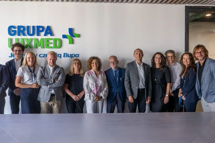 Grupowe zdjęcie przedstawicieli Grupy LUX MED i Instytutu Sana