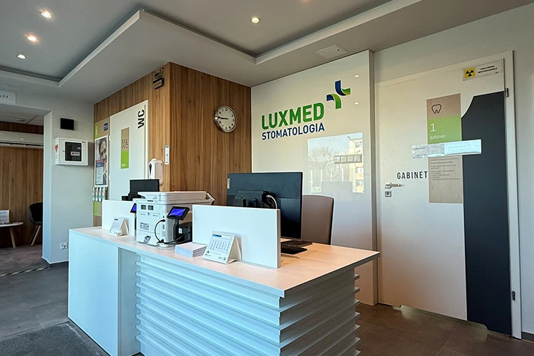 Stomatologia_LUXMED_Partyzantow_recepcja1.jpg