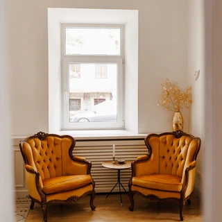 Pusty fotel w gabinecie, miejsce gotowe na rozpoczęcie terapii po rozstaniu.