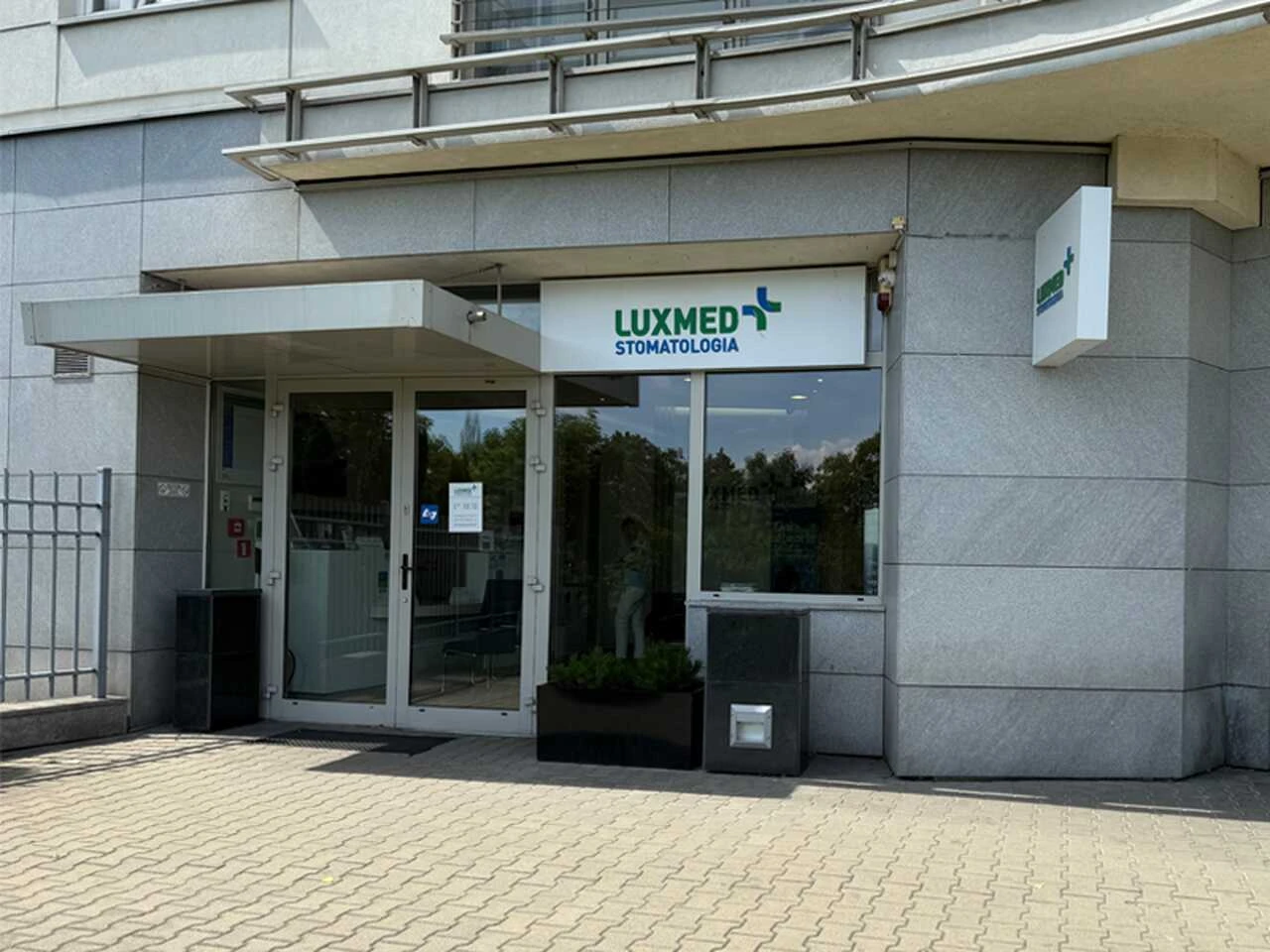 Warszawa_Slominskiego_wejscie-glowne_zm.jpg